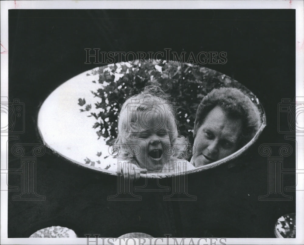 1979 Press Photo Louise Brown,first test tube baby,playing with father - Historic Images