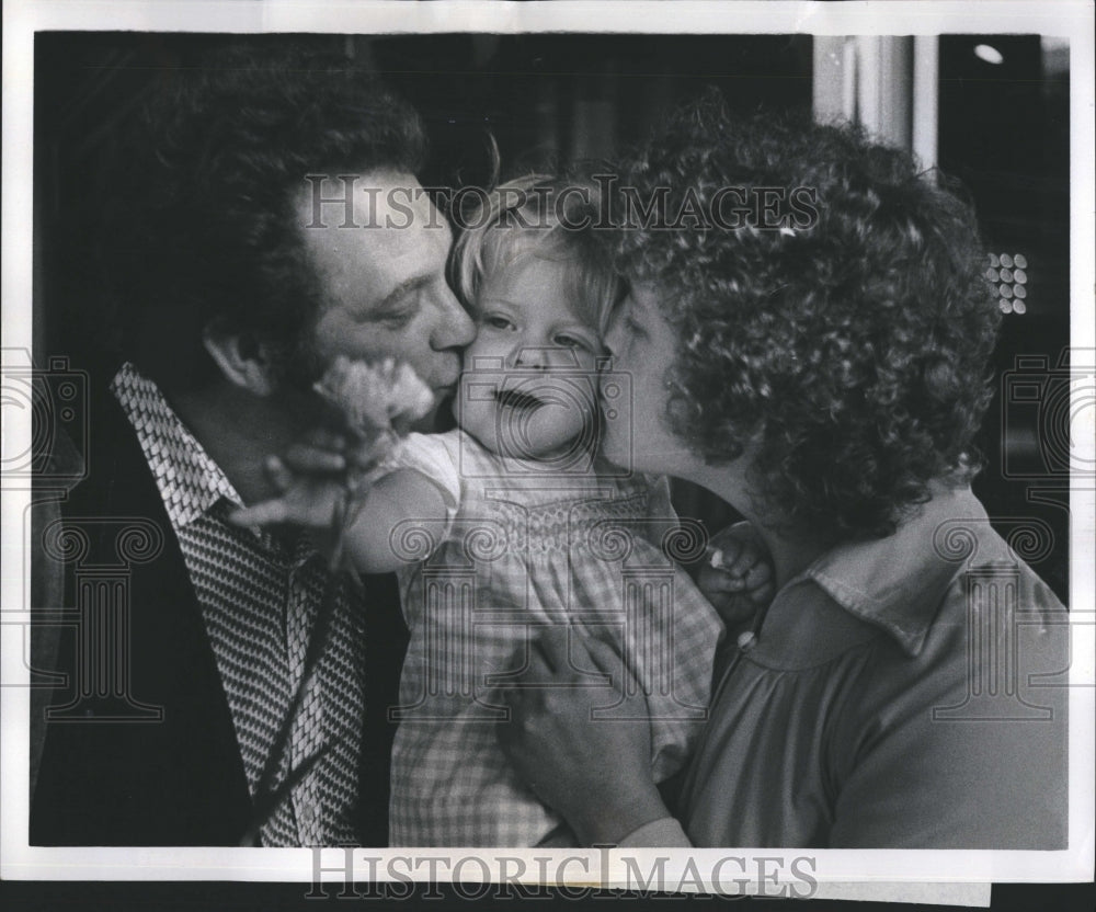 1979 Press Photo Louise Brown,test tube baby with parents John and Lesley - Historic Images