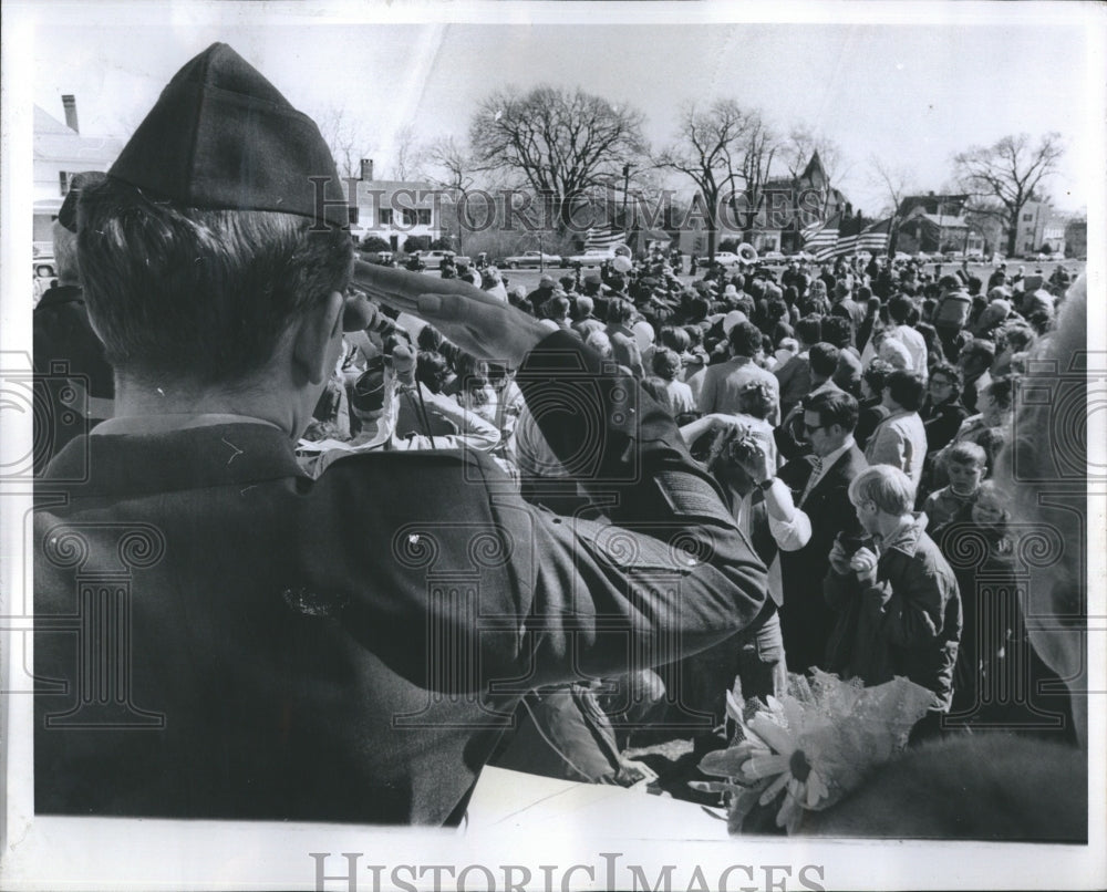 1973 Press Photo Prisoner Of War Sergeant Leonard Budd Salutes Colors Rowely MA - Historic Images