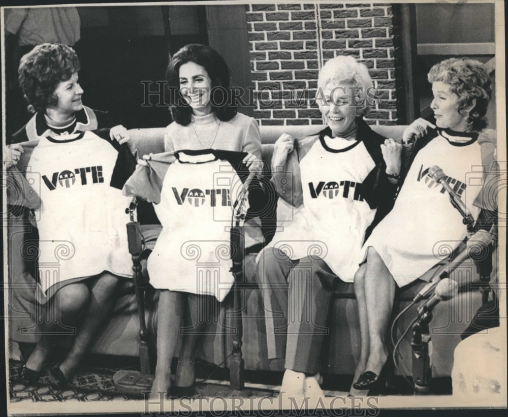 1972 Press Photo Displaying vote shirts - Historic Images