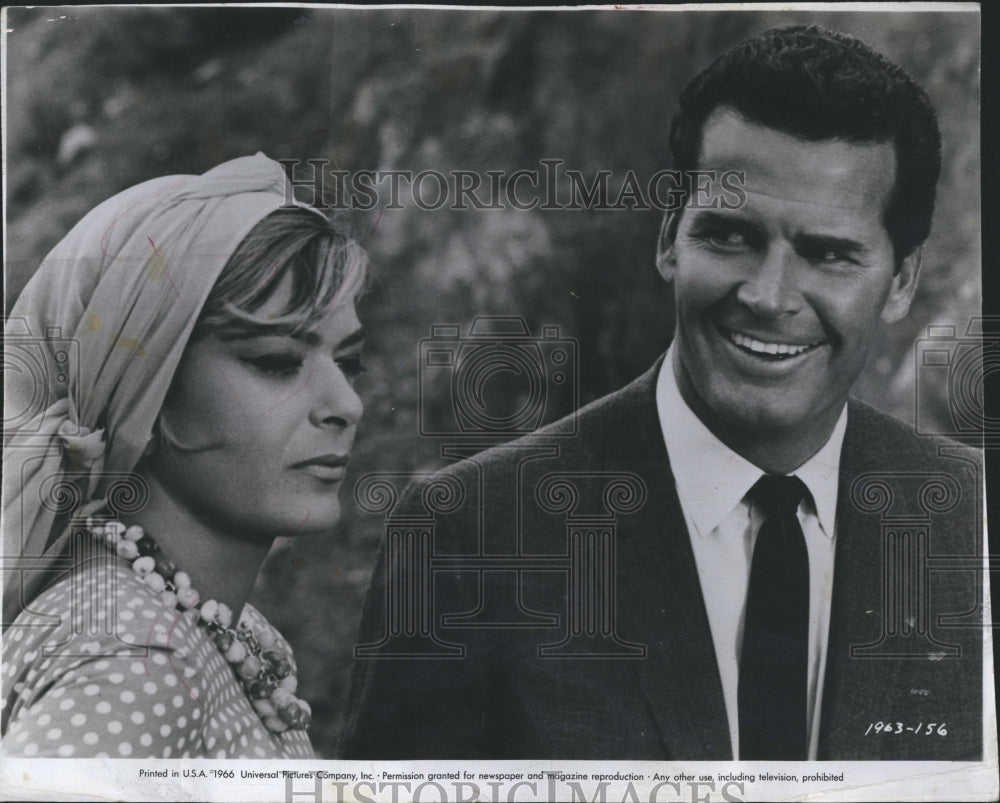 1966 Press Photo James Garner in &quot;A Man Could Get Killed&quot; - Historic Images