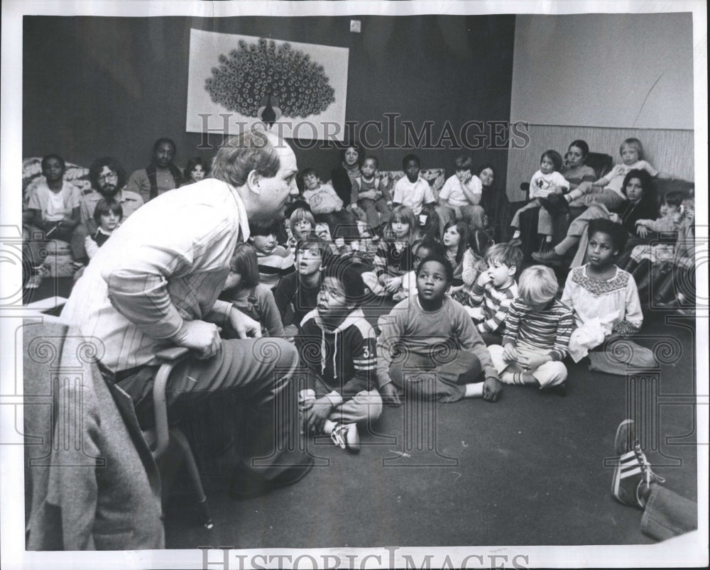 1984 Press Photo Storyteller David Garlick With Children - Historic Images