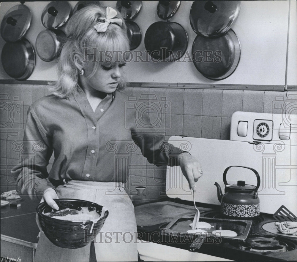 1964 Press Photo Actress Joey Heatherton Cooks Pancakes - Historic Images