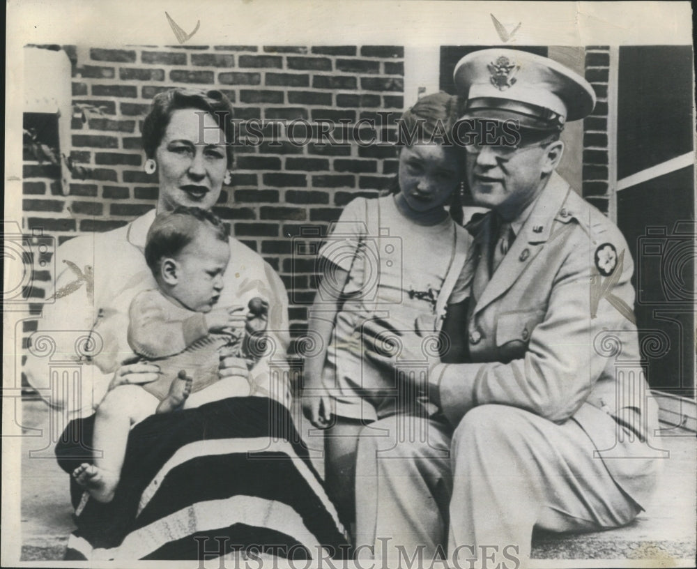 1948 Press Photo Thomas Headen and family (he was arrested in Berline) - Historic Images