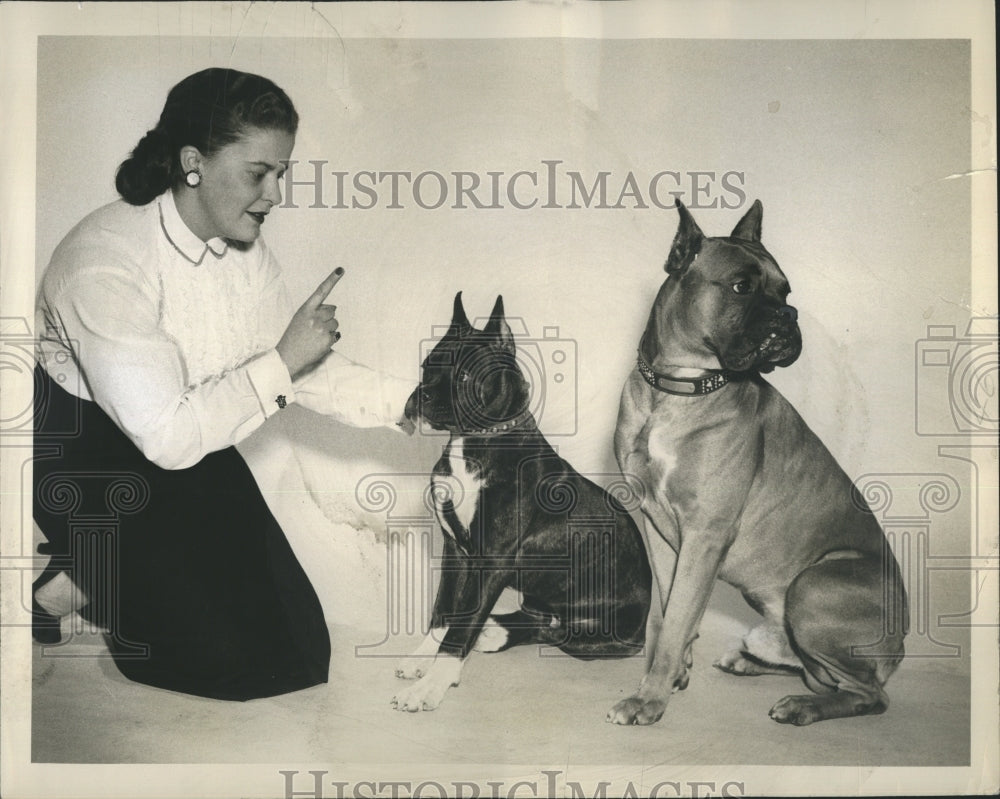 1957 Press Photo Dog Trainer Mrs Anthony Scolles Jr - Historic Images