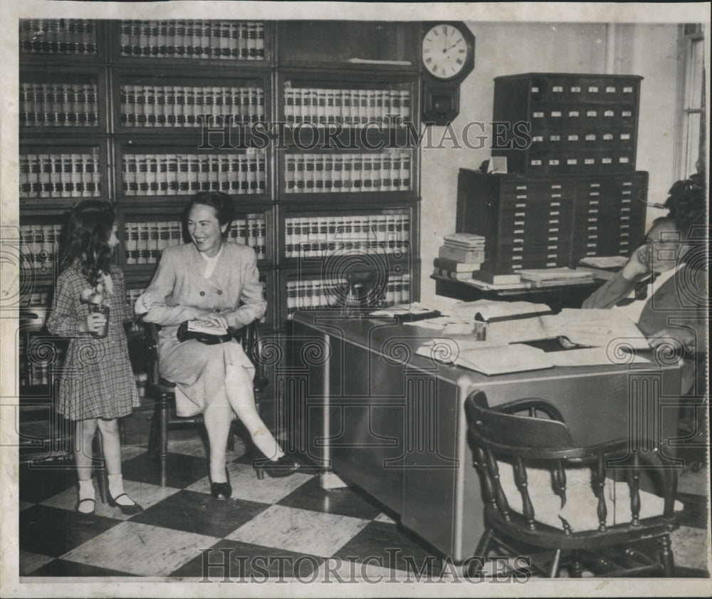 1956 Press Photo Mary Schoenheit Decides To Send Daughter To Public School - Historic Images