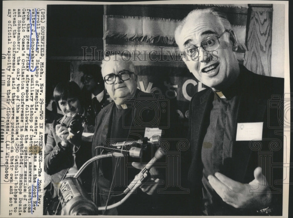 1975 Press Photo Bishop Walter Schoenherr Answers Questions Of Press - Historic Images