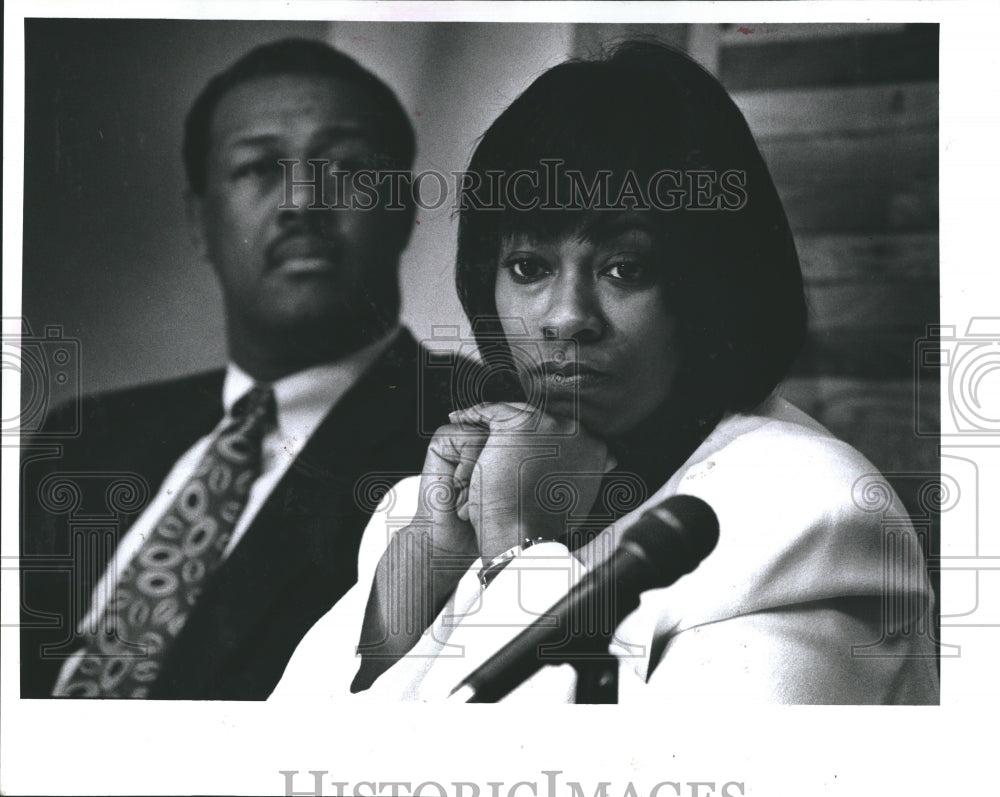 1995 Press Photo ML Carr &amp; Donna Lewis Listen To Paul Gaston - Historic Images