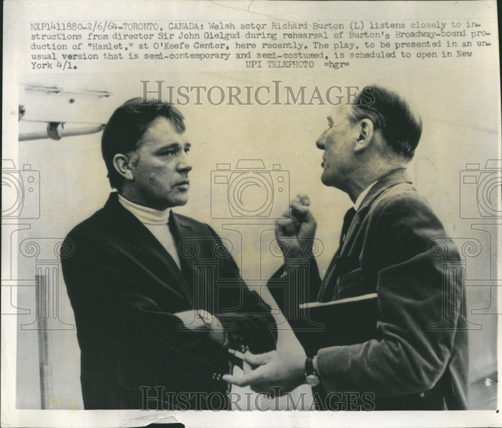 1964 Press Photo Welsh Actor Richard Burton listen to Director John Gielgud. - Historic Images