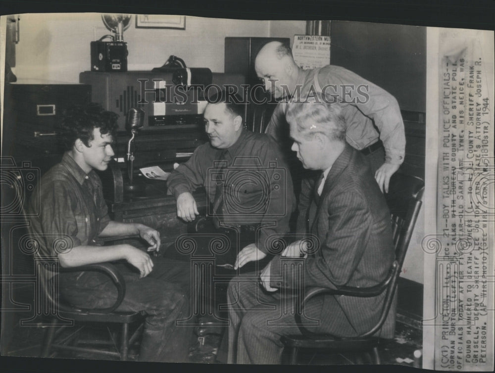 1944 Press Photo Norman Burton , talked to country police officials - Historic Images