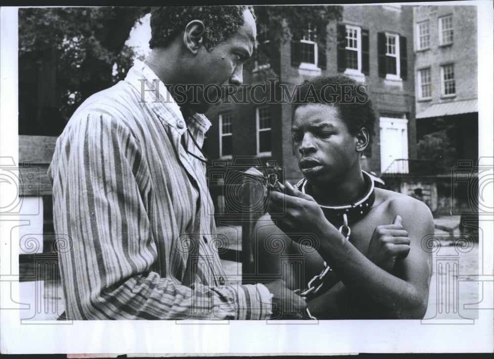 1979 Press Photo Actor LeVar Burton and Louis Gossett. - Historic Images