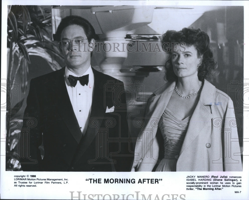 1989 Press Photo Raul Julia and Diane Salinger in &quot;The Morning After&quot; - Historic Images