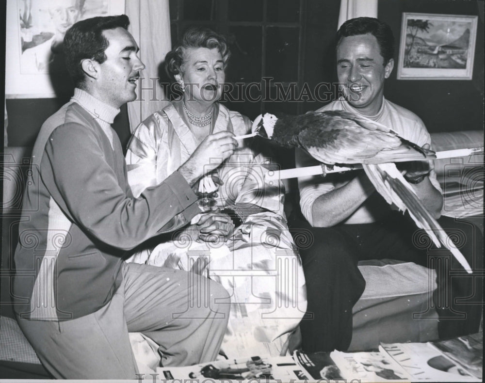 Press Photo Gerg Juarez and Mother in Apartment - Historic Images