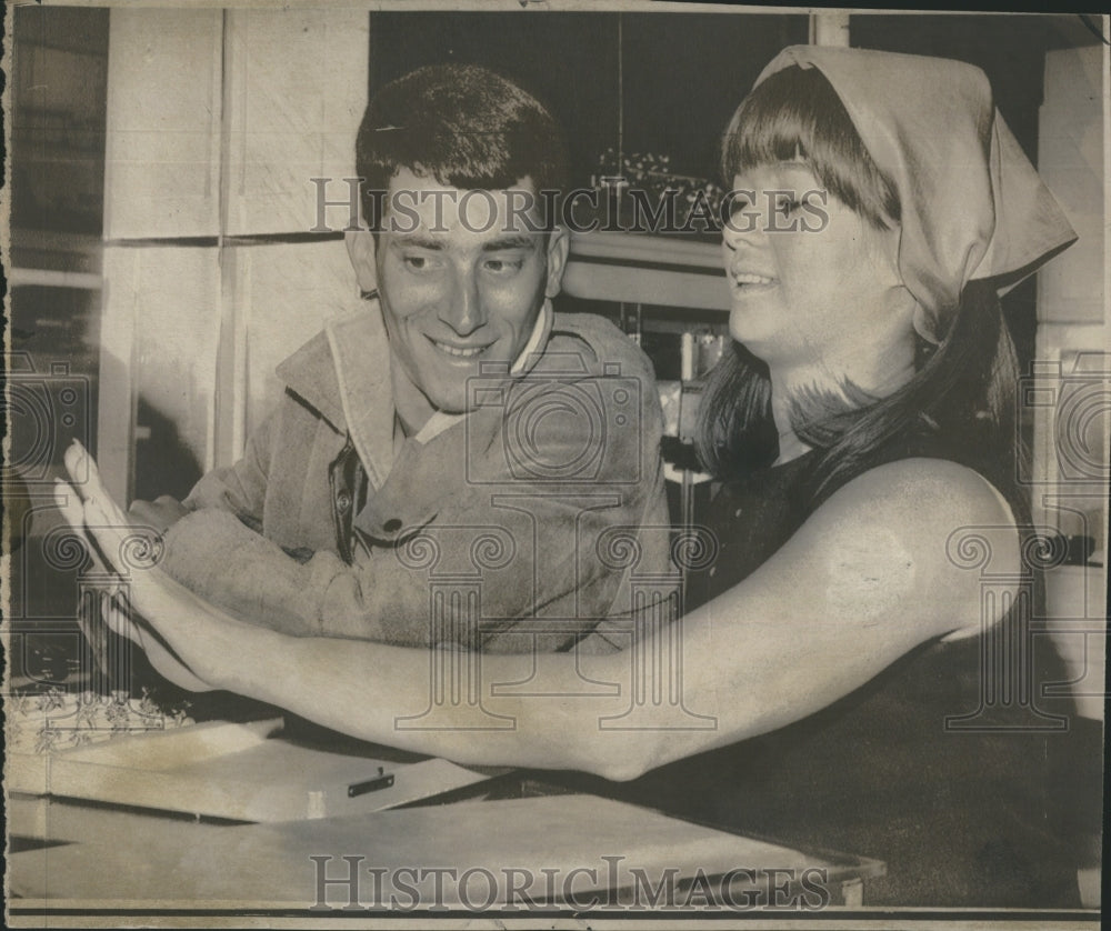 1967 Press Photo Gary Lewis and Jinky Suzara - Historic Images