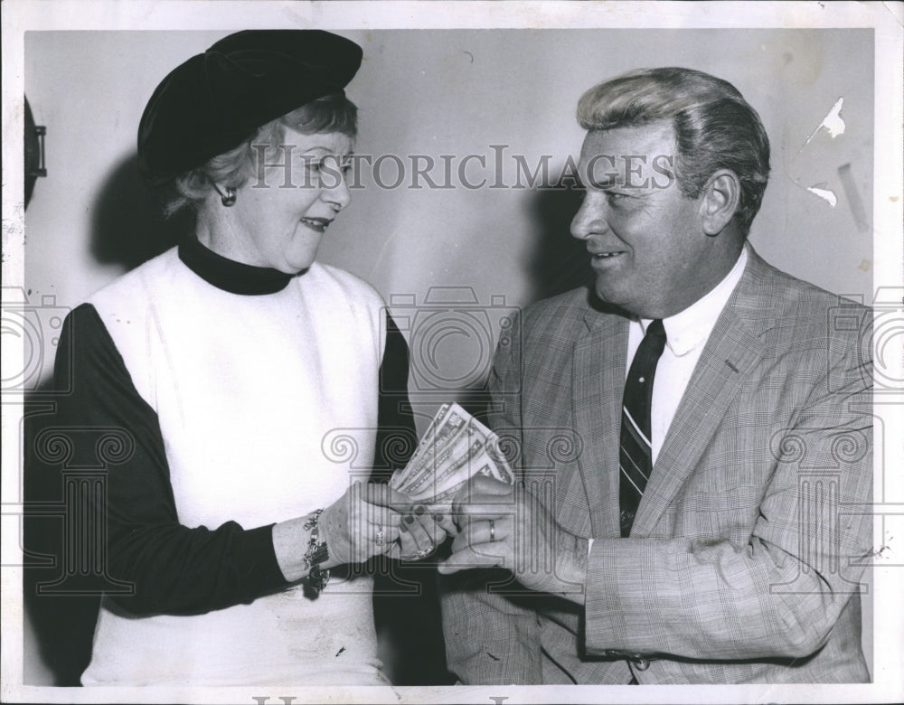 1964 Press Photo Dorothy Lewis and Husband - Historic Images