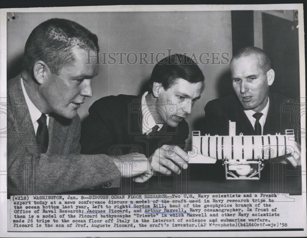 1958 Press Photo Two U.S navy scientist and French expert discuss Navy research. - Historic Images