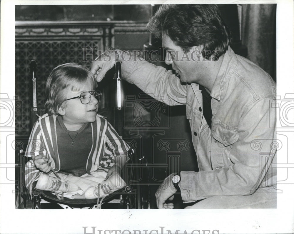 1987 Press Photo Huey Lewis greets Robbie Lash - Historic Images