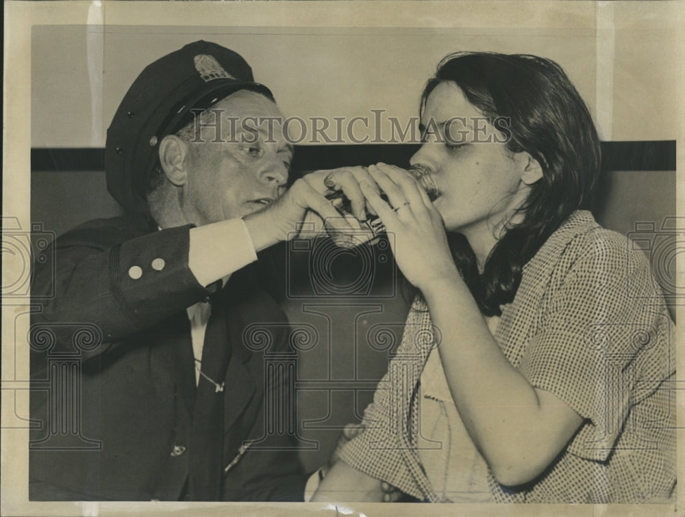 1938 Press Photo Policeman Samuel Grimes gives water to Mrs. Anna Kacedan. - Historic Images