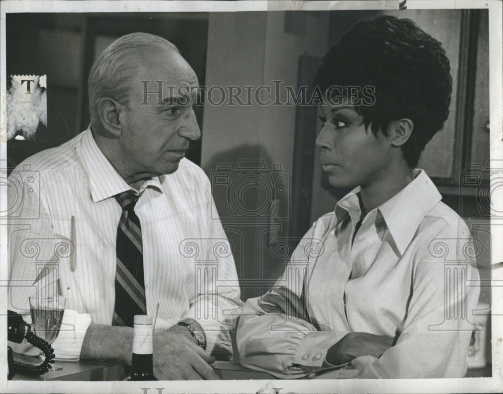 1970 Press Photo Lloyd Nolan &amp; Diahann Carroll in &quot;Julia&quot; - Historic Images