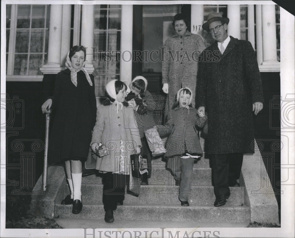 1957 Press Photo Rep. &amp; Mrs. Joseph O&#39;Loughlin &amp; Family Leave For Hospital - Historic Images