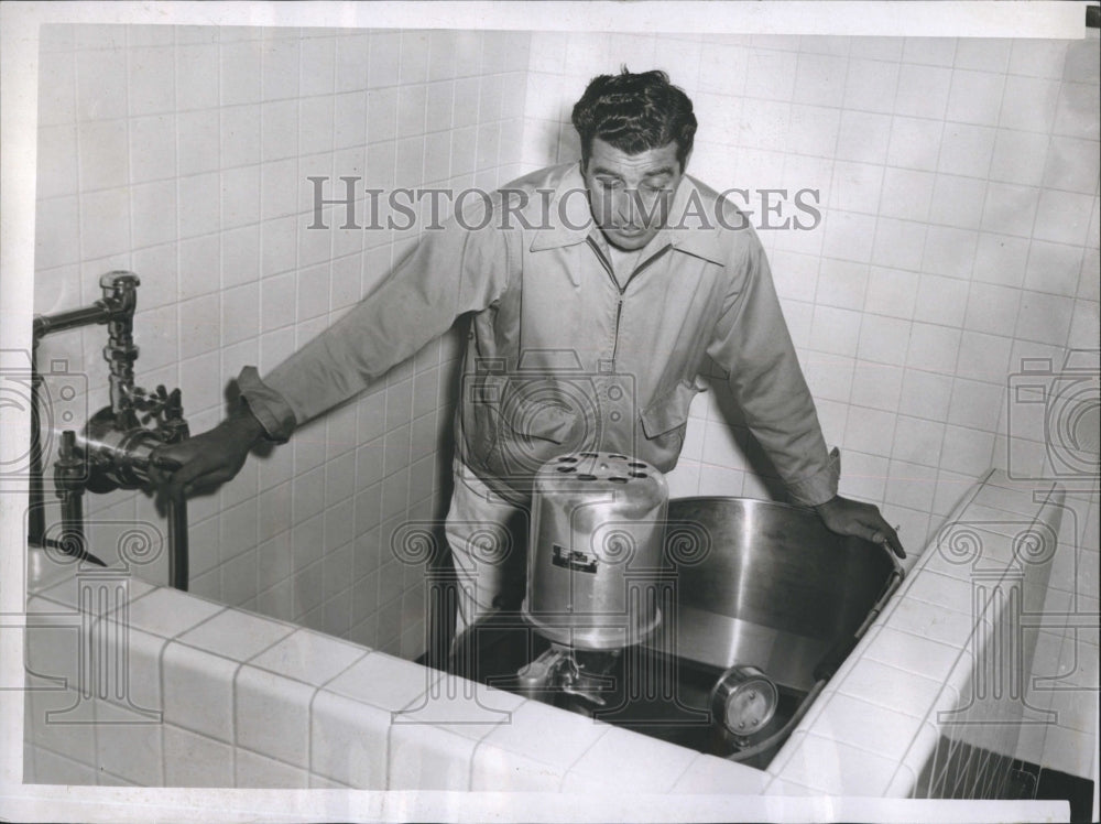 1954 Press Photo Vince Orlando and a therapy machine at Fenway park - Historic Images