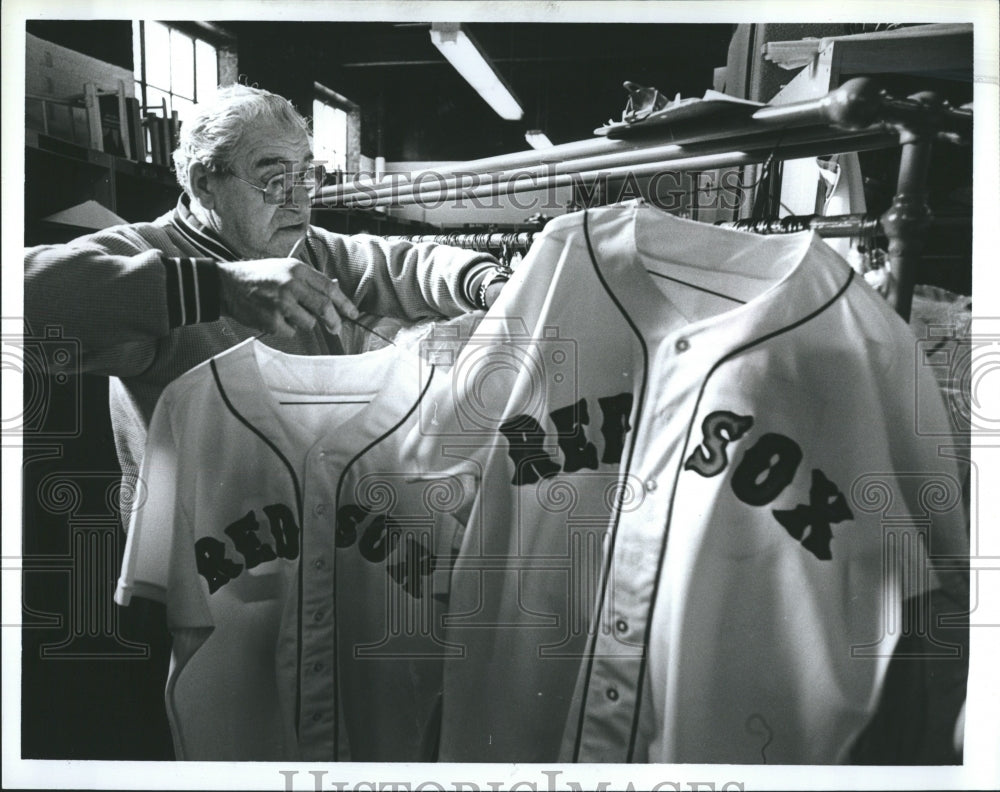 1988 Press Photo Red Sox equip mgr Vince Orlando - Historic Images