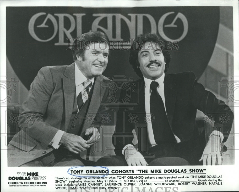 1979 Press Photo Tony Orlando and Mike Douglas - Historic Images