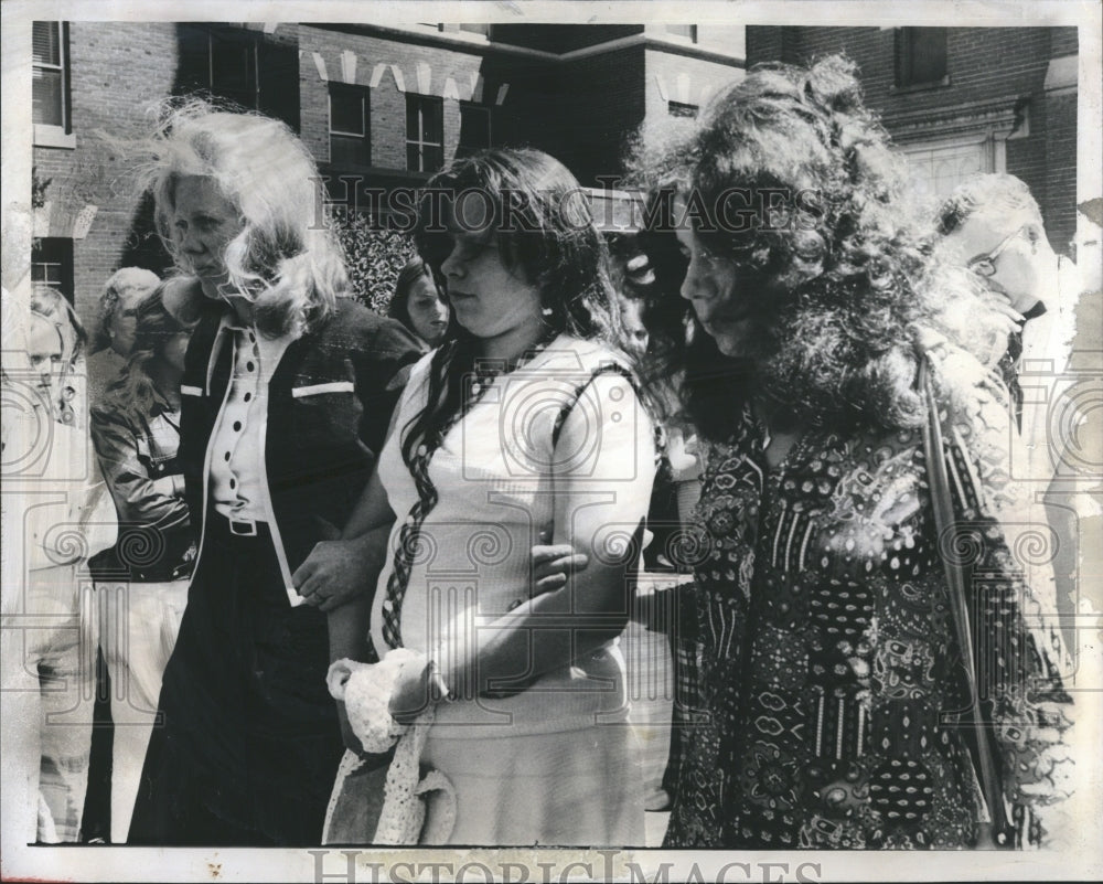 1970 Press Photo Theresa O&#39;Leary and friends at her father&#39;s funeral - Historic Images