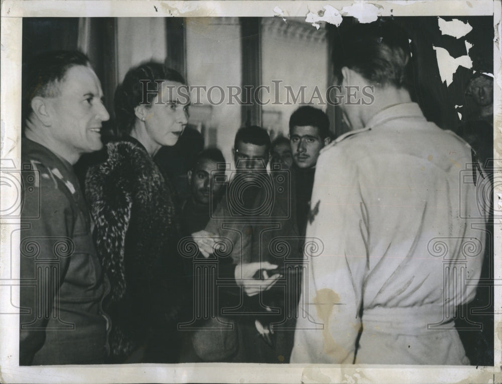 1945 Press Photo Princess Maria Jose and Italian soldiers - Historic Images