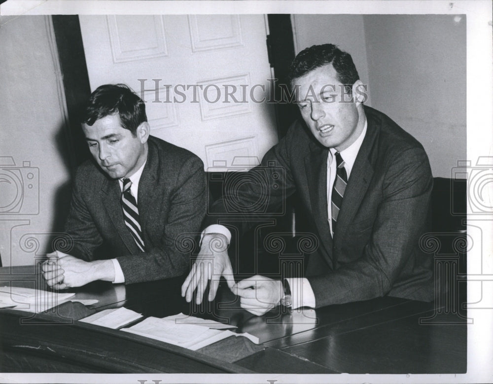 1967 Press Photo Rep Arthur Lewis With Chairman Jerry O&#39;Leary - Historic Images