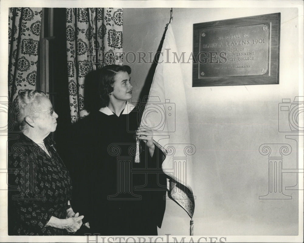 1957 Press Photo Mary Leavens Memorial Plaque Wellesley College Bussey Stalcup - Historic Images