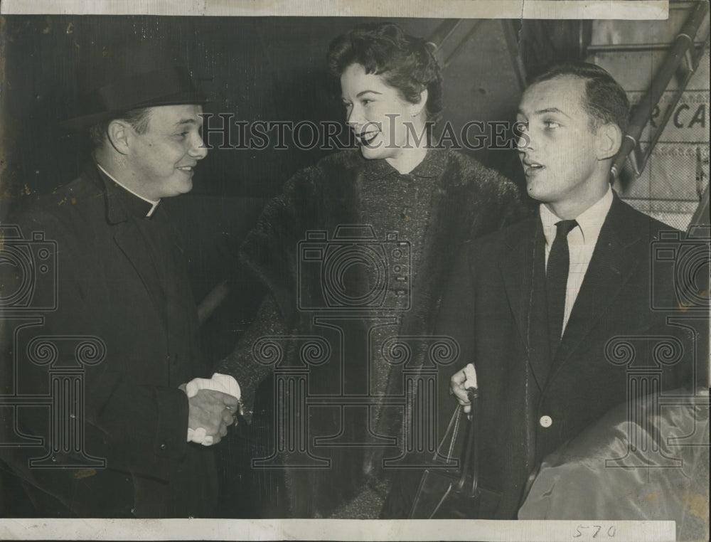 1954 Press Photo Fr Robert Perrella &amp; Lu Ann Simms &amp; husband Loring Buzzell - Historic Images