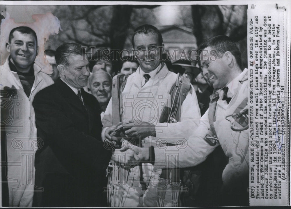 1961 Press Photo Parachutists Jump to the State House Common - Historic Images