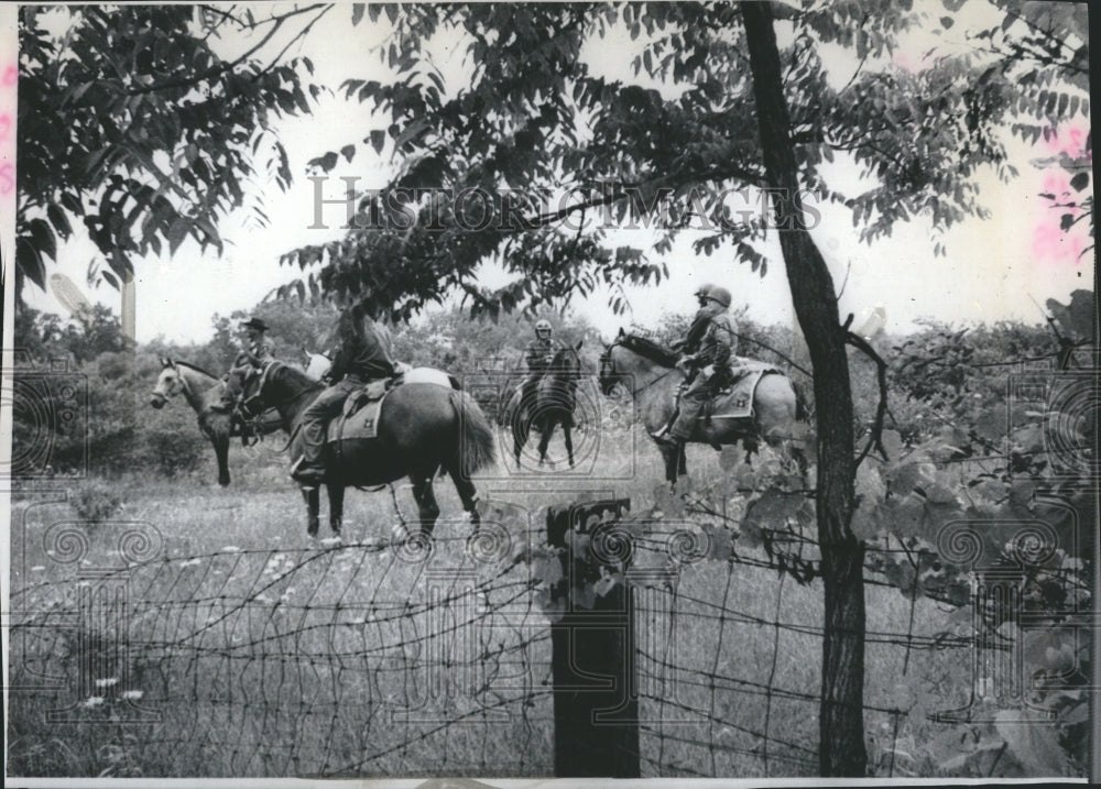 1969 Press Photo Mounted Sheriff&#39;s Deputies In Area Where Miss Beineman&#39;s Body - Historic Images