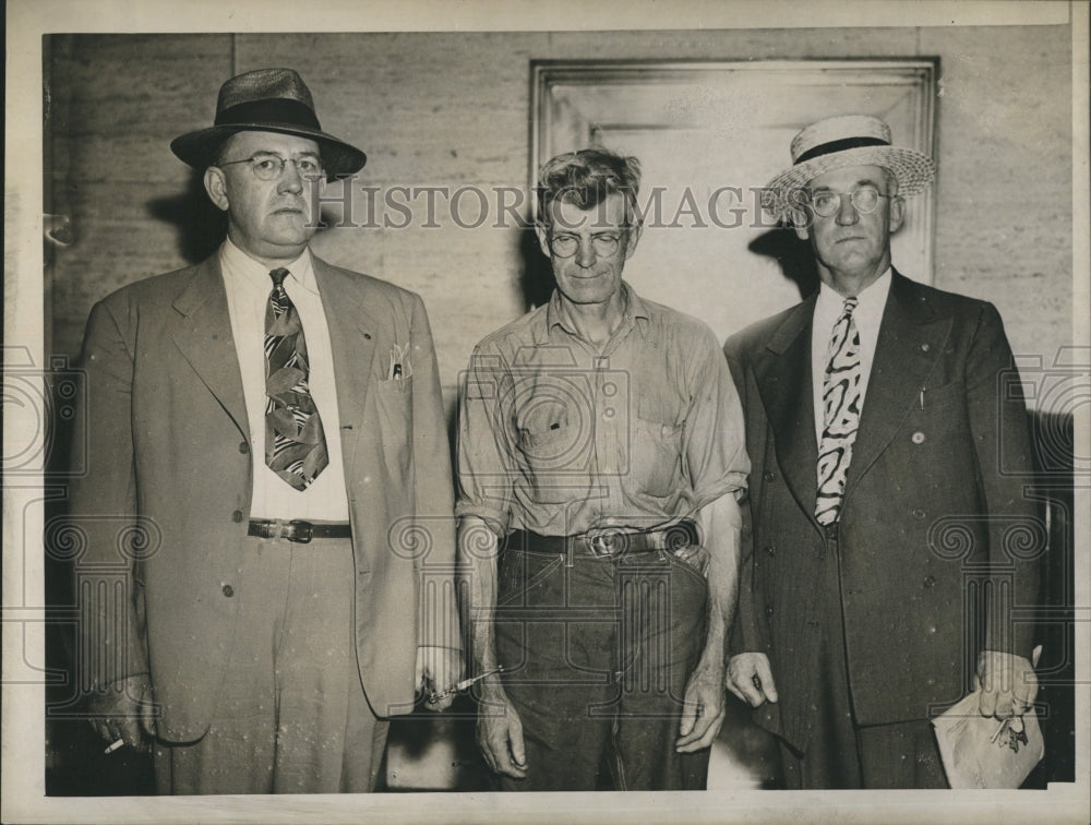 1944 Press Photo Detectives William Cuniff &amp; Harry Breen With Suspect - Historic Images