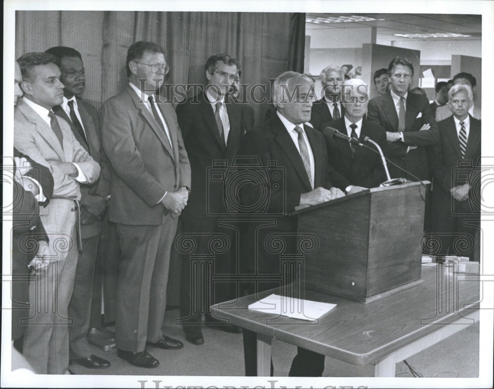 1990 Press Photo Bellotti pres conference on Silber ads - Historic Images