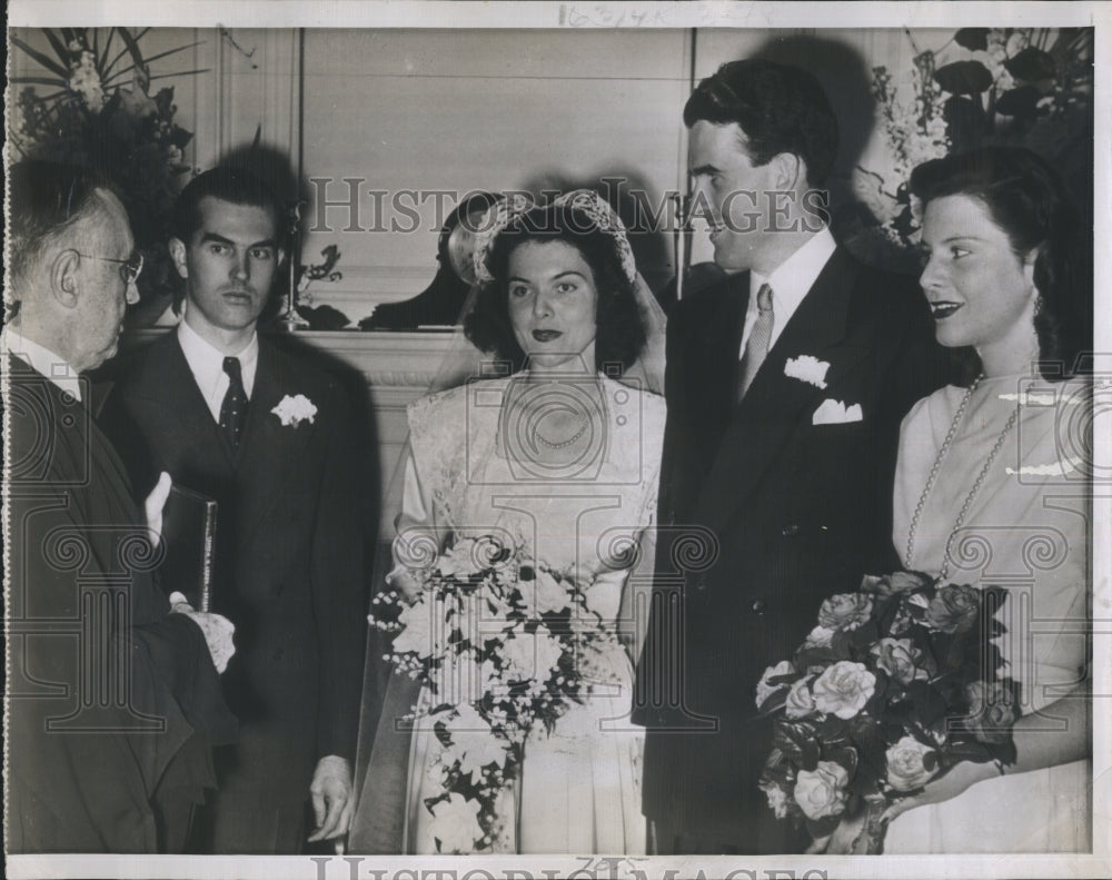 1955 Robert Browne Wallace Marries Miss Gordon Grosvenor - Historic Images