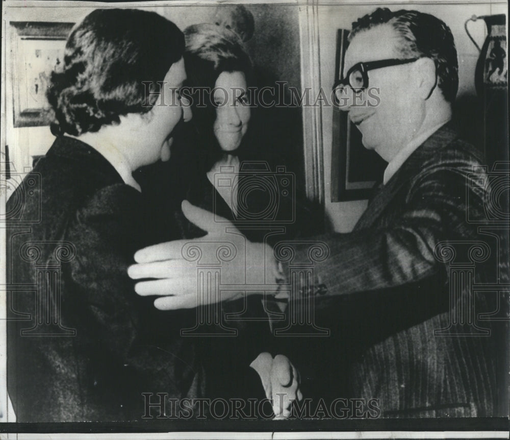 1973 Press Photo Pres.Salvadore Aliende(R) greets John allach - Historic Images