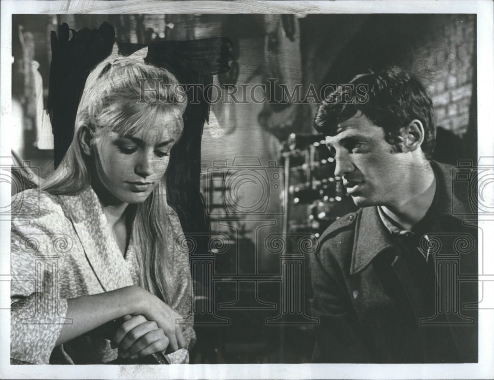 1971 Press Photo Jean-Paul Belmondo &amp; Catherine Spaak Star In Weekend At Dunkirk - Historic Images