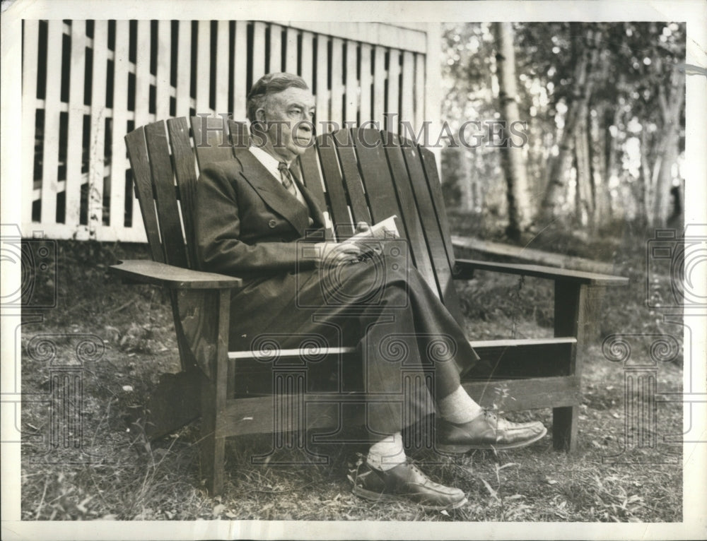 1936 Press Photo Actor Arthur Byron Script Lackewood - Historic Images