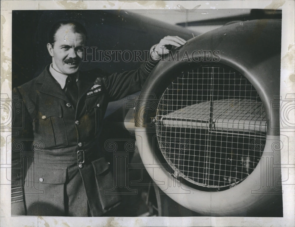 1945 Press Photo Captain H. J. Willie Wilson RAF Meteor - Historic Images