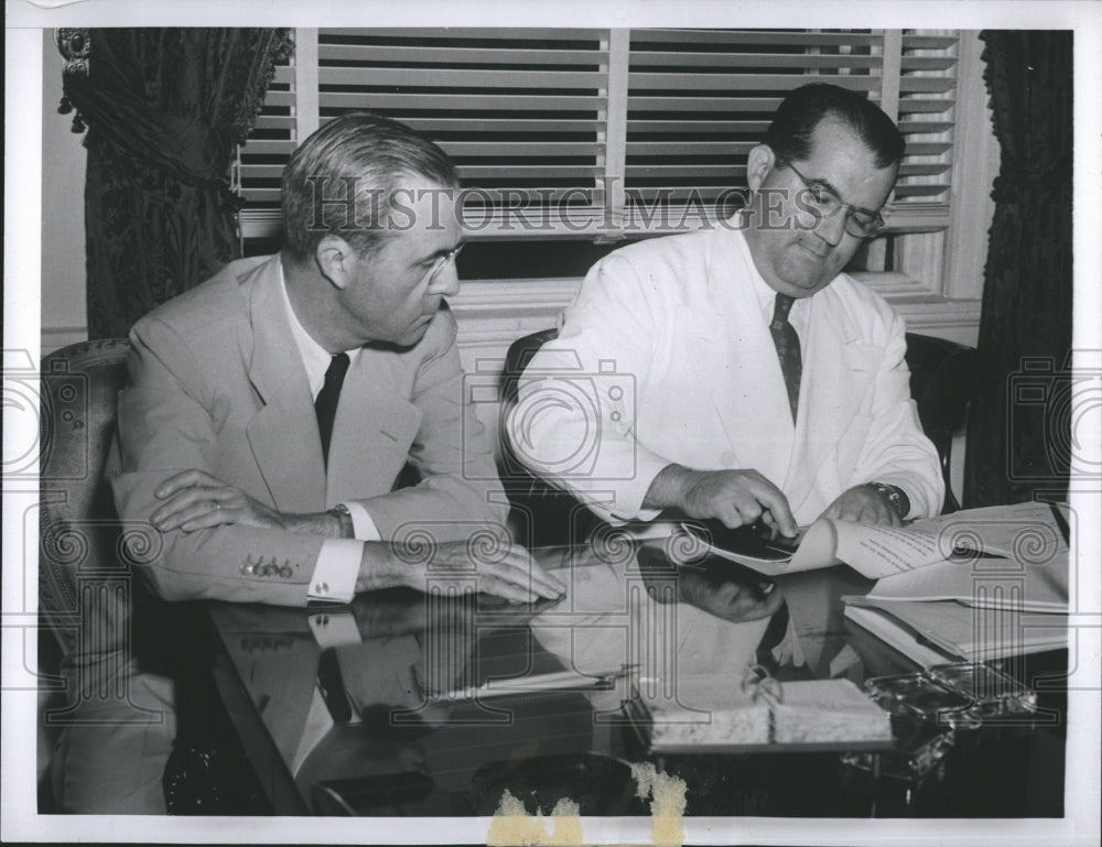 1942 Dr.Octavio Fabrega(R) as he signed the agreement - Historic Images