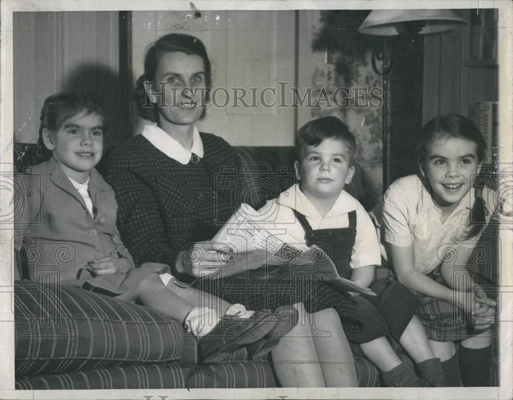 1946 Press Photo Mrs. Caroll Louis Wilson, children Rosemarie, Paul &amp; Dianna - Historic Images