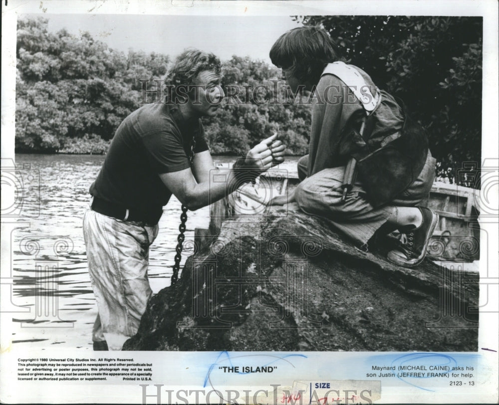 Press Photo English actor Michael Caine and Jeffrey Frank star in "The Island". - Historic Images