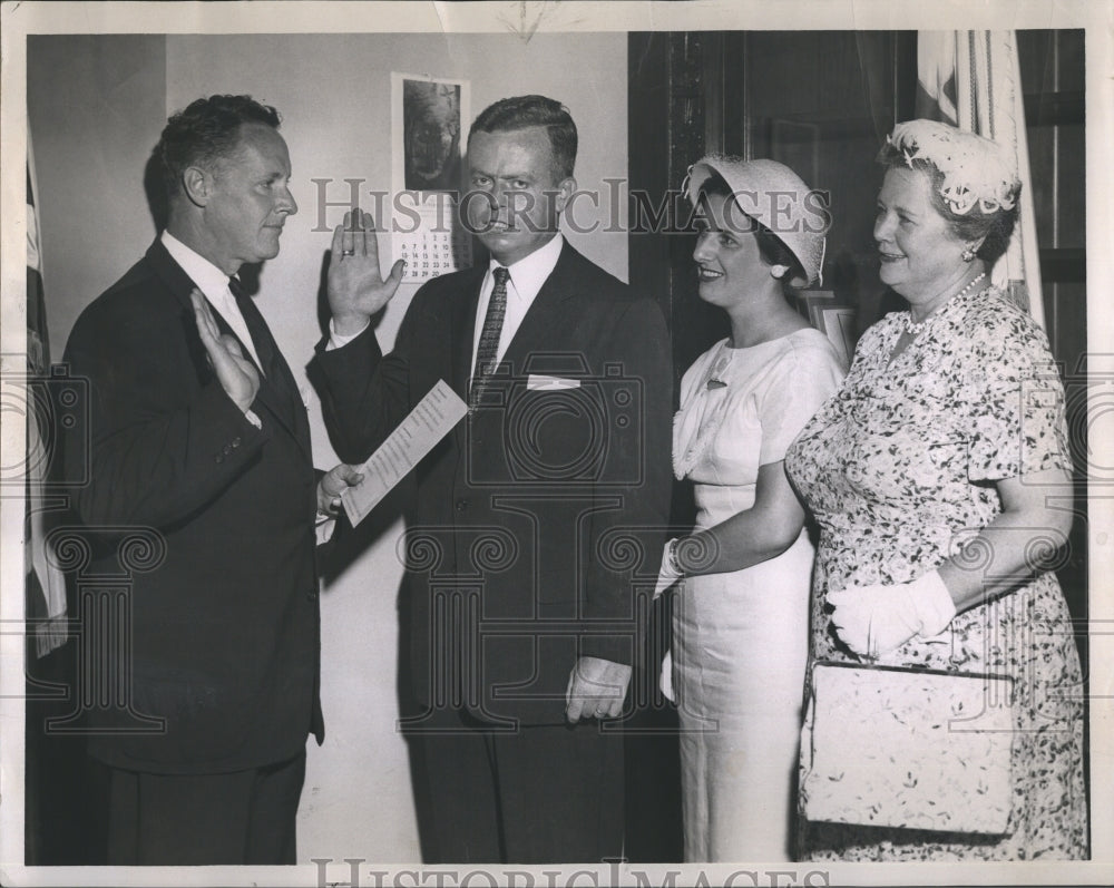 1959 Press Photo Sec of State Joe Ward swears in John Irwin jr - Historic Images