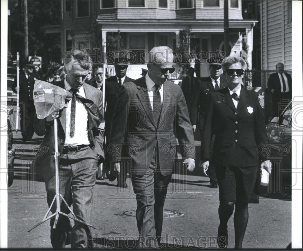 1990 Press Photo Judge John Irwin with his court reporter walking at Bellevue St - Historic Images