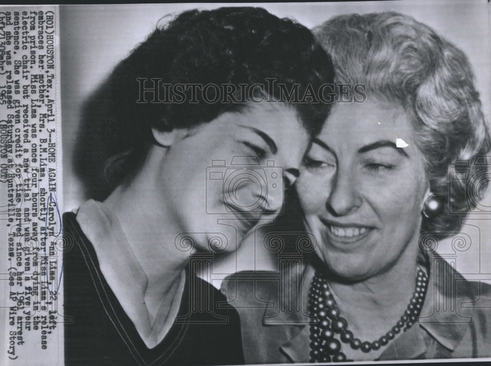 1965 Press Photo Carolyn Lima, embrace her mother after released from prison. - Historic Images