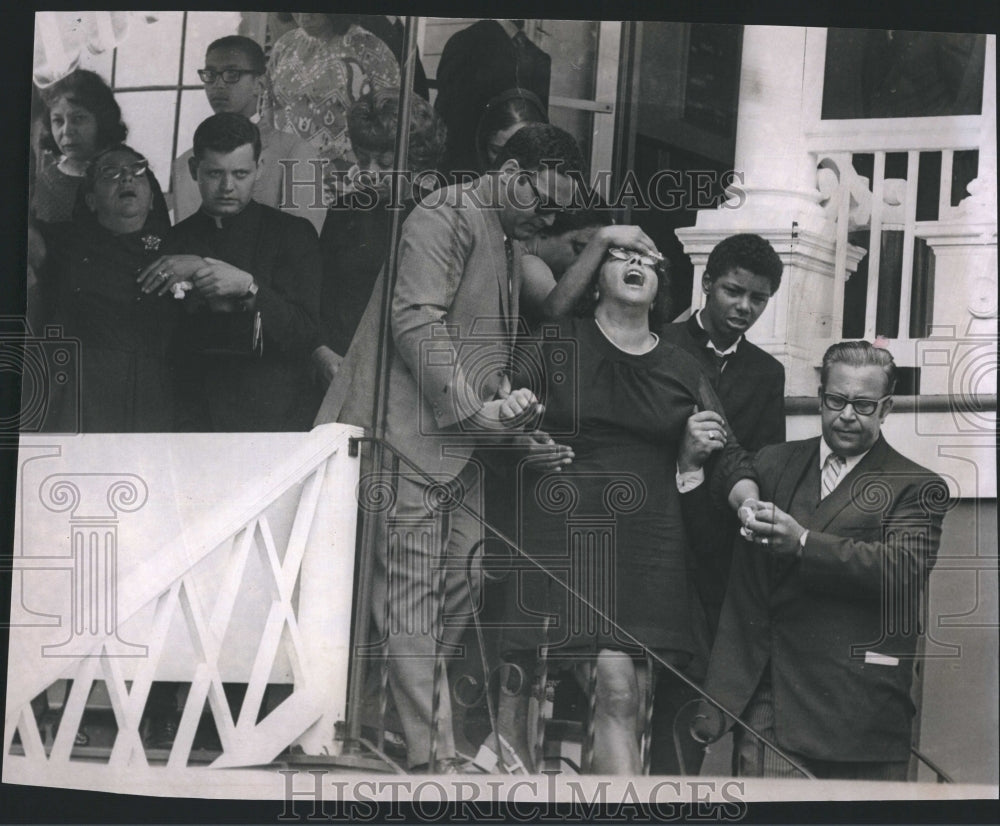 1970 Press Photo Lester Lima&#39;s mother, Rose assisted from funeral home. - Historic Images