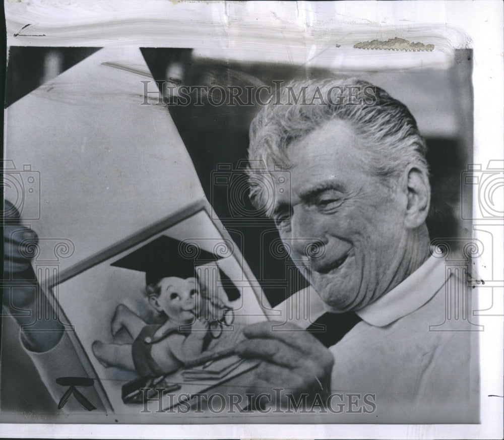 1970 Press Photo Edward Everett Horton looking at his birthday card - Historic Images