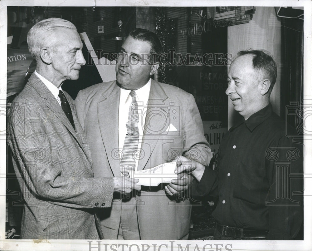 1959 Press Photo Bay Horsch received check winner of Baseball Contest. - Historic Images